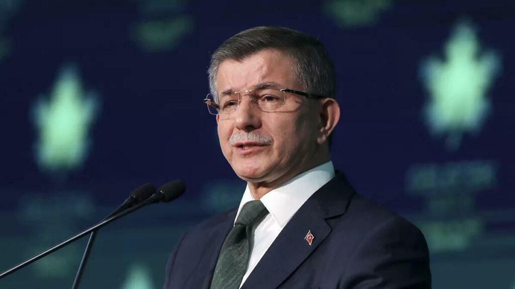Ahmet Davutoğlu: “Bir sahtekarlık pandemisi yaşıyoruz”