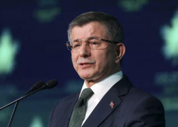 Ahmet Davutoğlu: “Bir sahtekarlık pandemisi yaşıyoruz”
