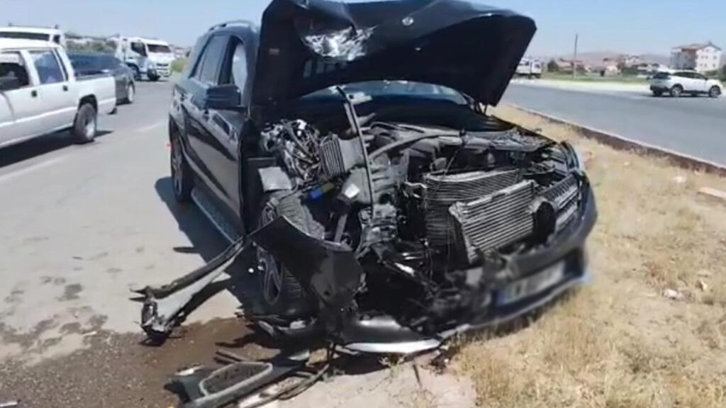 Aksaray’da 3 Araç Birbirine Girdi! 2’si Çocuk 5 Yaralı