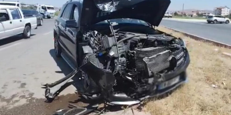 Aksaray’da 3 Araç Birbirine Girdi! 2’si Çocuk 5 Yaralı