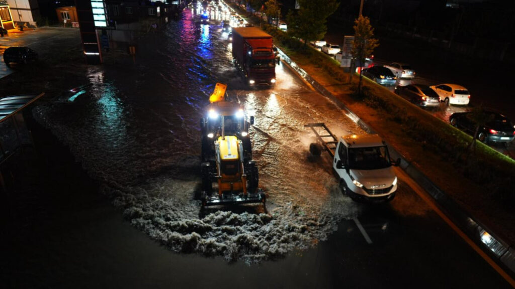 Ankara'yı Sel Vurdu! Evleri Su Bastı, Yollar Göl Oldu
