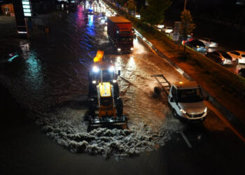 Ankara'yı Sel Vurdu! Evleri Su Bastı, Yollar Göl Oldu