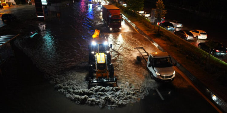 Ankara'yı Sel Vurdu! Evleri Su Bastı, Yollar Göl Oldu