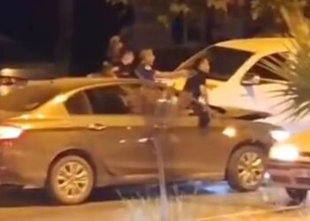 Anne ve babasını dövdü, polisten kaçarken otomobil sürücüsünü rehin aldı!