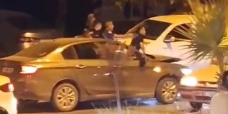 Anne ve babasını dövdü, polisten kaçarken otomobil sürücüsünü rehin aldı!