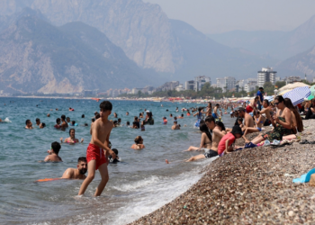 Antalya'da Deniz Suyu Isındı Ama... 2 Belirtiyle Hastaneye Koşuyorlar