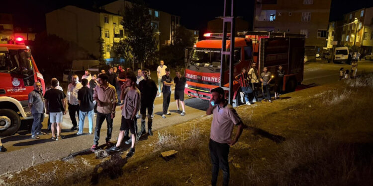 Arnavutköy'deki Yangın Mezarlığa Metreler Kala Söndürüldü