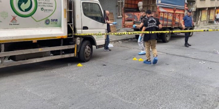 Avcılar'da Komşular Arasındaki 'Yan Baktın' Kavgasında Kan Aktı: 1 Ölü!