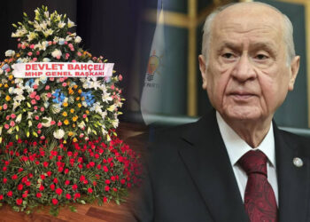 Bahçeli'den AKP'ye Anlamlı Hediye: 1071 Kırmızı, 24 Mavi Gül Gönderdi