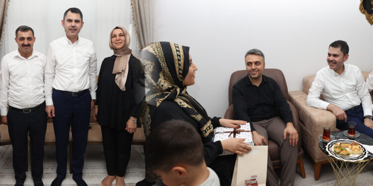 Bakan Kurum'dan Depremzede Aileye Ev Ziyareti: 'Çalışmalarda Sona Yaklaştık'