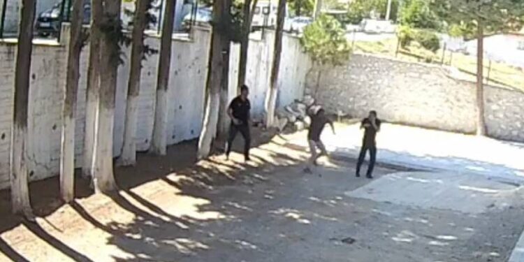 Belediye başkanı "taş döşemeyen zabıtaları sopayla darbetti" iddiası: "Yapmayın dememe rağmen vurdu"