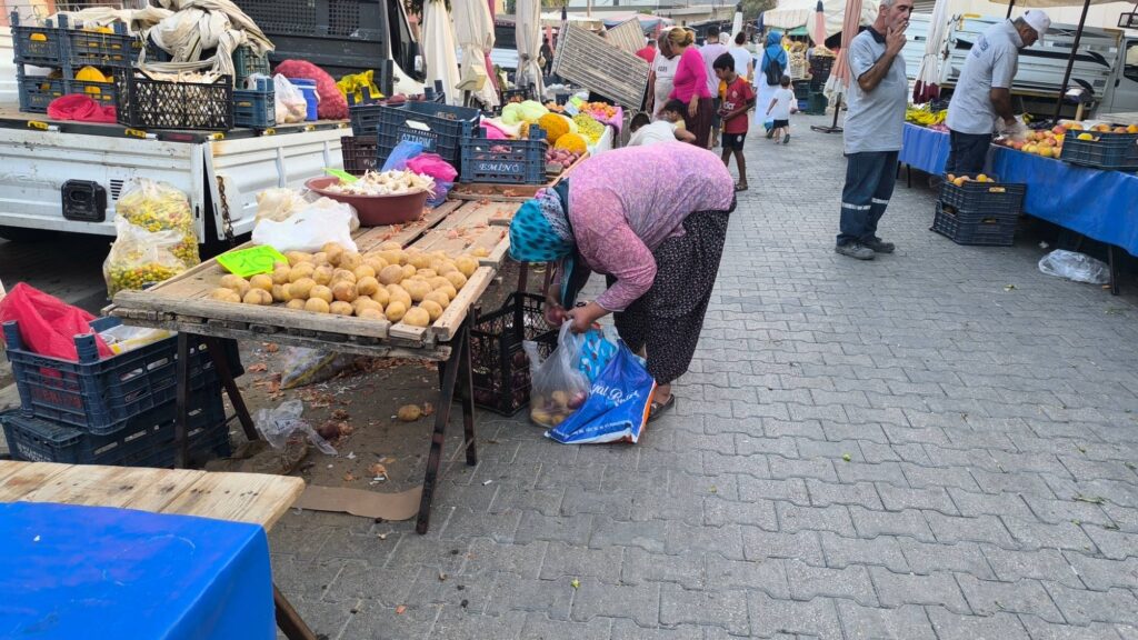 Ben dökülenleri topluyorum param ile alamıyorum