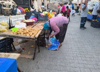 Ben dökülenleri topluyorum param ile alamıyorum