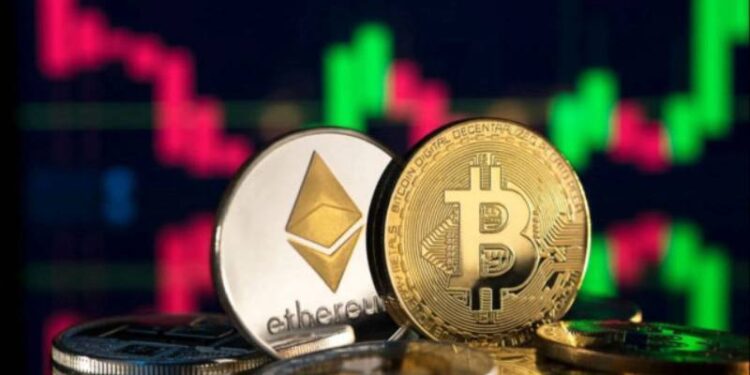 Bitcoin düştü, Ethereum tarihi zirvede