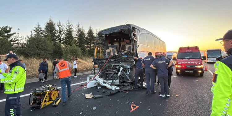 Bolu'da Feci Kaza! Şoför Hayatını Kaybetti, Çok Sayıda Yaralı Var
