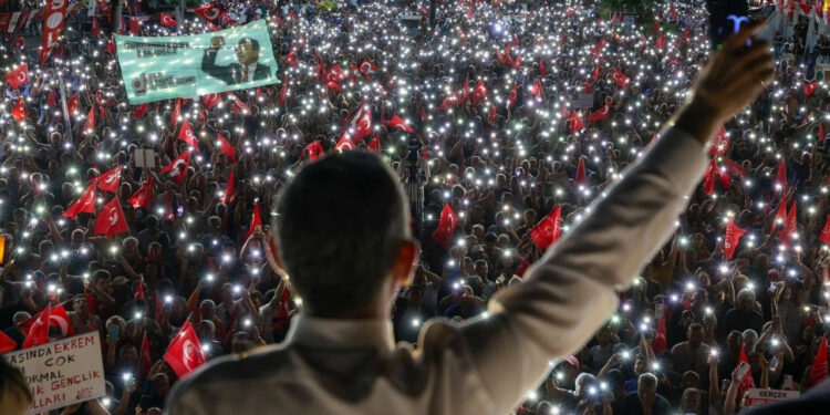 CHP'den Aksaray’da 'Millet İradesi' Mitingi: Binlerce Kişi İmamoğlu’na Özgürlük İstedi