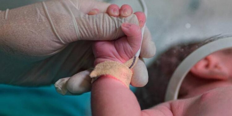 Çalıştığı hastanede doğan bebeği satın aldığı iddia edilmişti; doktor, olayın detaylarını anlattı