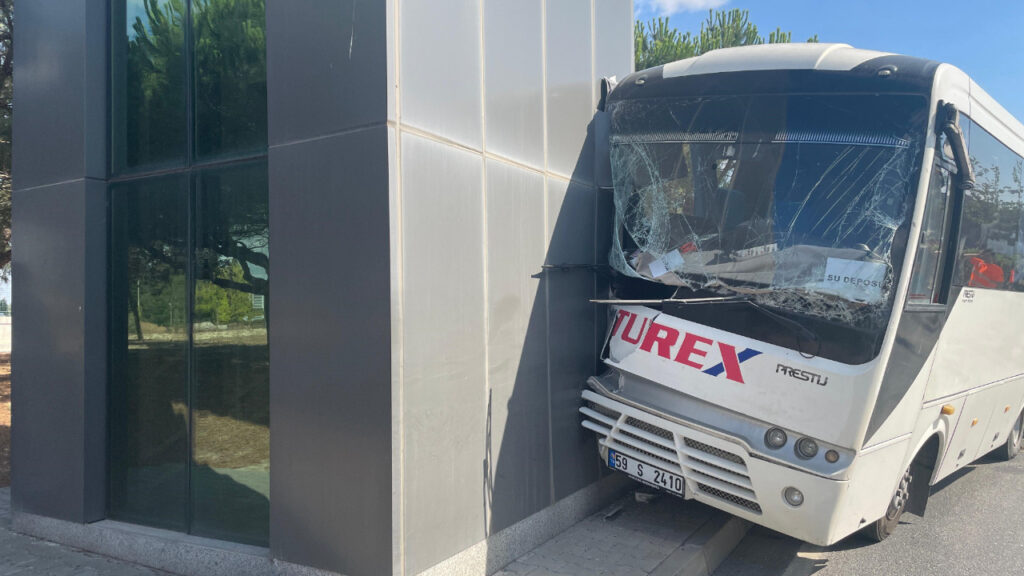 Çerkezköy'de İşçi Servisi Direğe Çarptı, 16 İşçi Yaralandı