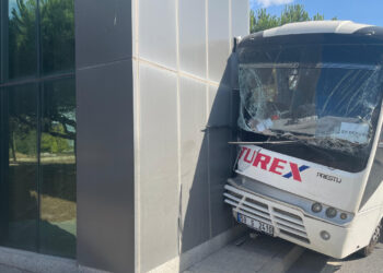 Çerkezköy'de İşçi Servisi Direğe Çarptı, 16 İşçi Yaralandı