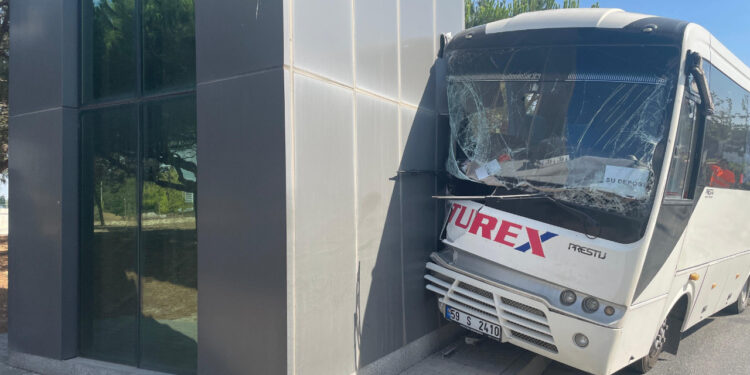 Çerkezköy'de İşçi Servisi Direğe Çarptı, 16 İşçi Yaralandı