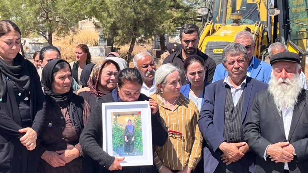 Dengbêj Eda Mehdo stranlarla toprağa verildi