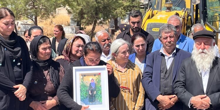 Dengbêj Eda Mehdo stranlarla toprağa verildi