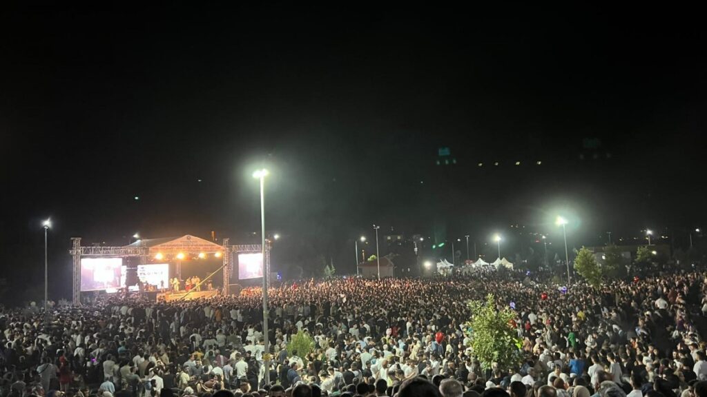 Dep’te binlerin katılımıyla coşkulu konser