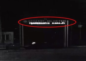 Diyarbakır Kocaköy Belediyesi'nin tabelasında Türkçe yazının ışıkları söndü, kaymakam devreye girdi