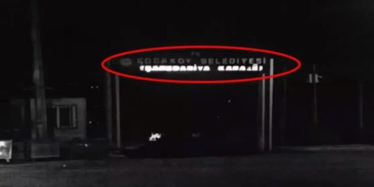 Diyarbakır Kocaköy Belediyesi'nin tabelasında Türkçe yazının ışıkları söndü, kaymakam devreye girdi