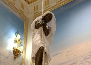 Epstein’ın Manhattan malikânesi: Clinton, Trump, Papa, Prens Salman’la fotoğraflar, Ehud Barak’tan mektuplar, “Lolita” nın ilk baskısı, gözetleme kameraları