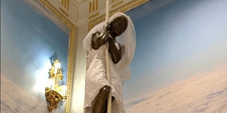 Epstein’ın Manhattan malikânesi: Clinton, Trump, Papa, Prens Salman’la fotoğraflar, Ehud Barak’tan mektuplar, “Lolita” nın ilk baskısı, gözetleme kameraları