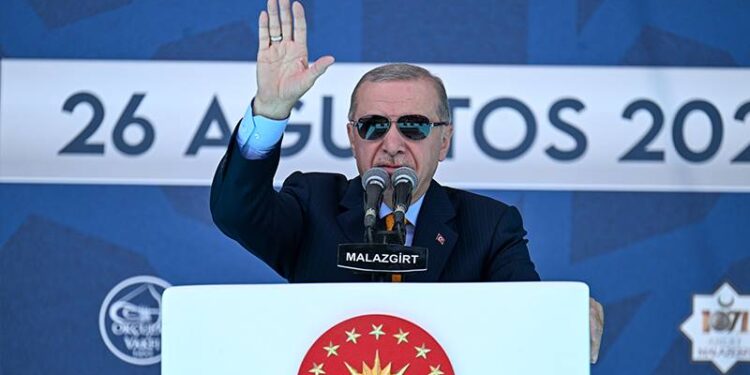Erdoğan işaretini verdi, SDG silah bırakmaya yanaşmazsa, Türkiye’nin desteğiyle, yeni Suriye yönetimi askeri operasyon yapacak