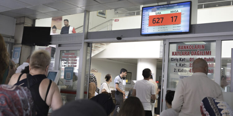 Eski tip ehliyetlerin 15 liraya yenilenmesi için son gün!