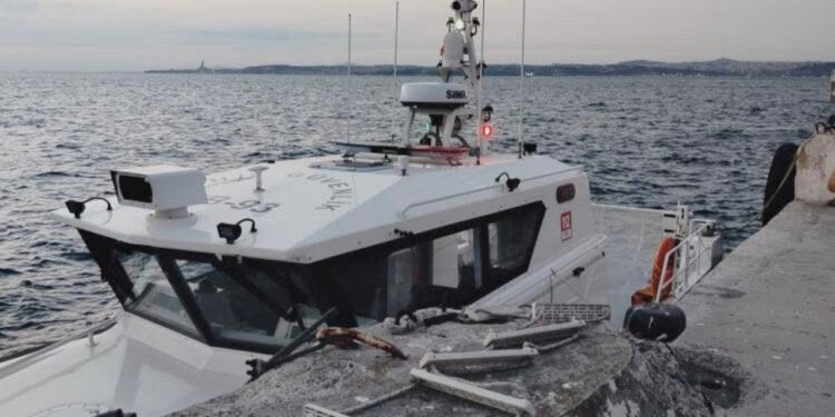 Feribotta Dehşet Anları! Denize Atlayan Kadını Yolcu Kurtardı