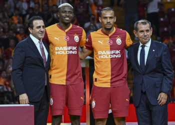 Galatasaray'dan Osimhen ve Sane'yle Gövde Gösterisi: Tribünler Kendinden Geçti