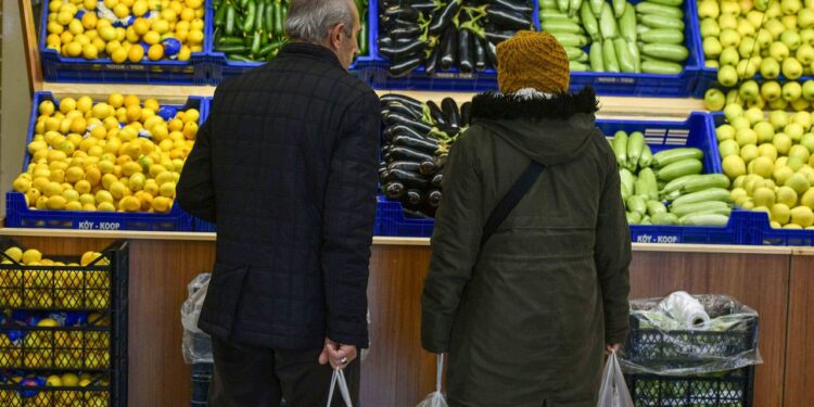 Hanehalkının enflasyon beklentisi 3 puan düştü: Yıl sonu tahmini %62’ye indi