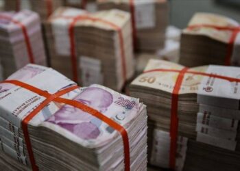 Hiç kimse dokunmasa ekonomi kesinlikle kendi kendine düzelirdi; her gelen, ekonominin bir yerini çekiştirdiği için iki yakası bir araya gelmiyor