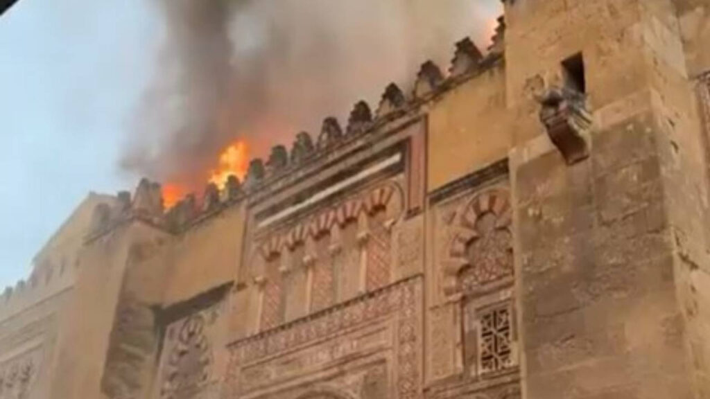İspanya'da İkonik Yapıda Yangın Paniği! Kurtuba Cami-Katedrali Alev Alev Yandı
