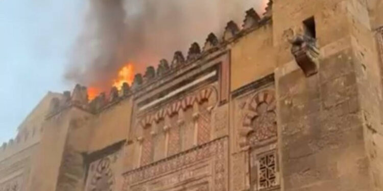 İspanya'da İkonik Yapıda Yangın Paniği! Kurtuba Cami-Katedrali Alev Alev Yandı