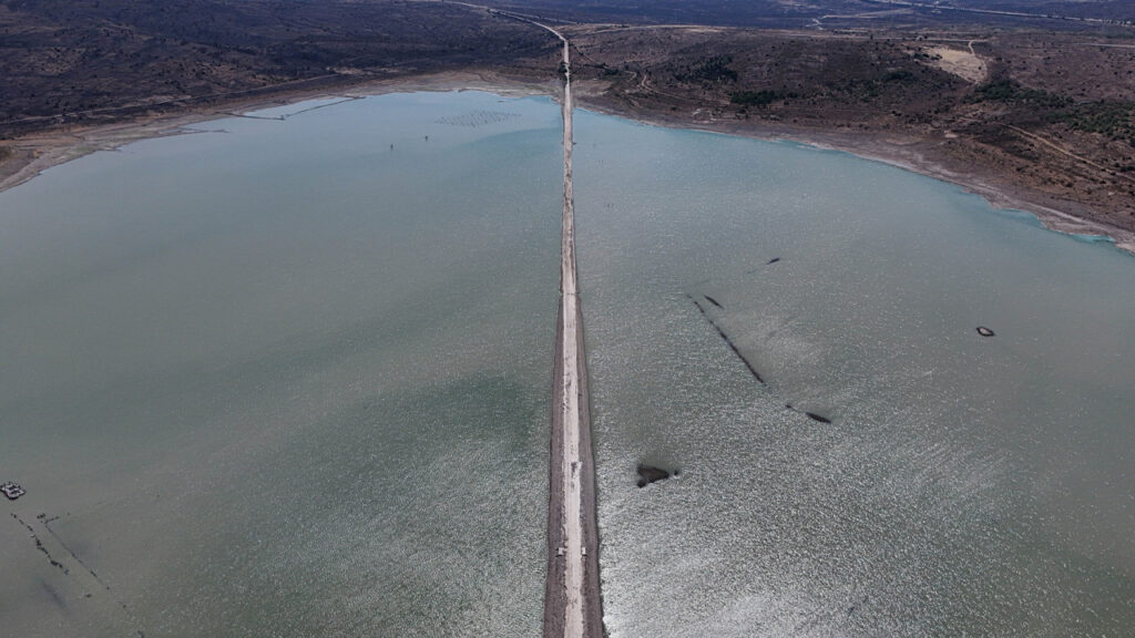 İzmir'de Felaketin Fotoğrafı! Baraj Kurudu, Eski Kara Yolu Bile Ortaya Çıktı