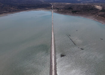 İzmir'de Felaketin Fotoğrafı! Baraj Kurudu, Eski Kara Yolu Bile Ortaya Çıktı
