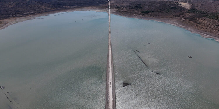 İzmir'de Felaketin Fotoğrafı! Baraj Kurudu, Eski Kara Yolu Bile Ortaya Çıktı