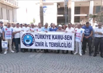 İzmir’de Türkiye Kamu-Sen üyeleri hükümetin zam teklifini SGK İl Müdürlüğü önünde protesto etti