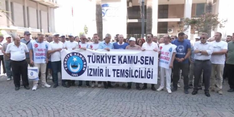 İzmir’de Türkiye Kamu-Sen üyeleri hükümetin zam teklifini SGK İl Müdürlüğü önünde protesto etti