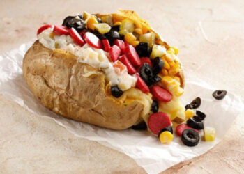 İzmir'de kumpirden zehirlenen kadının ölümüyle ilgili işletme sahibi hakim karşısında