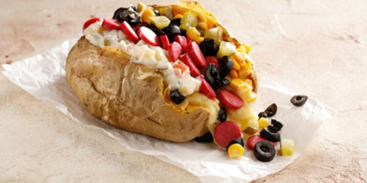 İzmir'de kumpirden zehirlenen kadının ölümüyle ilgili işletme sahibi hakim karşısında