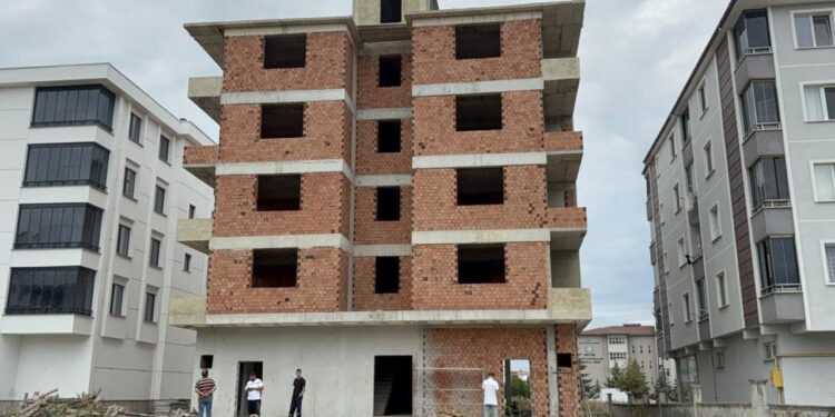 Kayıp Olarak Aranan 15 Yaşındaki Büşra'dan Acı Haber... İnşaatın Önünde Cansız Bedeni Bulundu