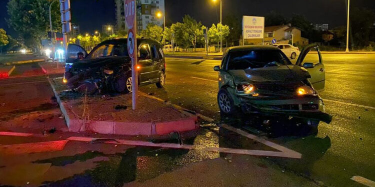 Kayseri'de Trafik Kazası: Ortalığı Birbirine Kattı, Yaralılara 'Nasılsınız?' Deyip Kaçtı