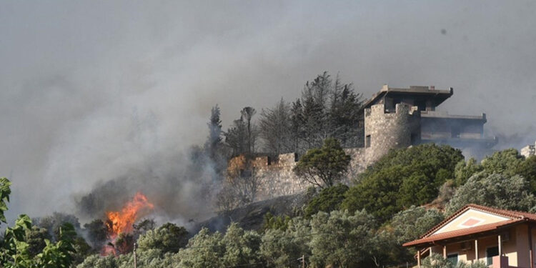 Komşu Alevlere Teslim! Yerleşim Yerleri Tehdit Altında