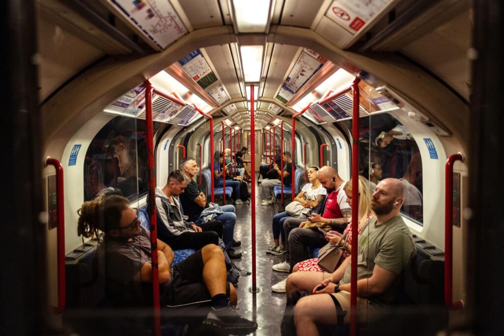 Londra’da kulaklıksız müzik dinleyenlere karşı kampanya